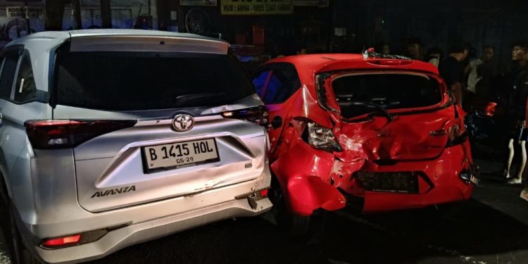 Kondisi Mobil Tertabrak Sepeda Motor Motor Kawasaki Z250 di Jl. Urip Sumiharjo Gondokusuman kota Yogyakarta