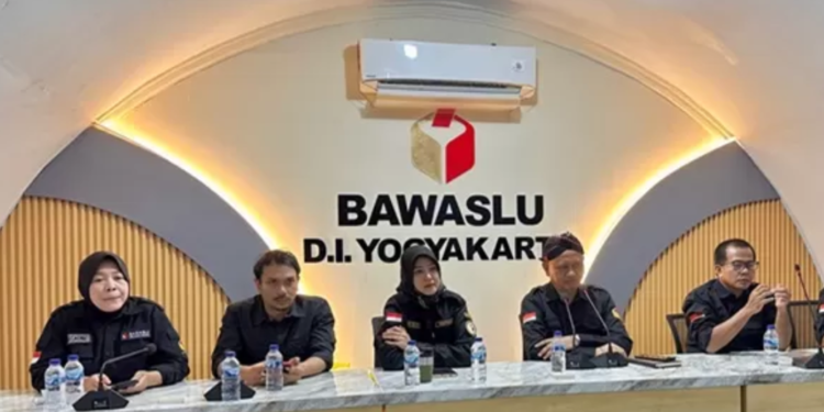 Konferensi pers di Kantor Bawaslu DIY, Mantrijeron, Kota Jogja