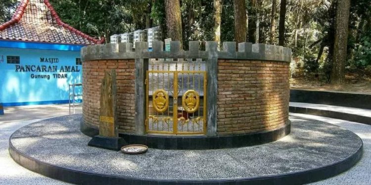 Makam Syech Subakir di Gunung Tidar