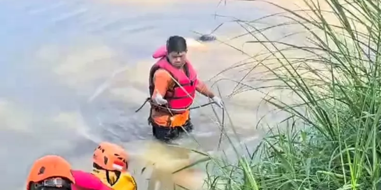 Penemuan mayat di Sungai Bengawan Madiun, Kota Madiun, Jawa Timur