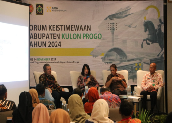 Penjabat Bupati Kulon Progo saat memberi pengarahan dalam Forum Keistimewaan