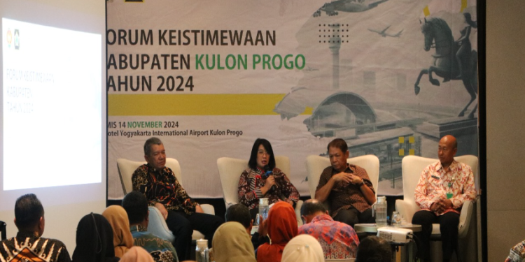Penjabat Bupati Kulon Progo saat memberi pengarahan dalam Forum Keistimewaan