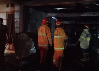 Petugas Pemadam Kebakaran sedang melakukan pemadaman api di Bantul