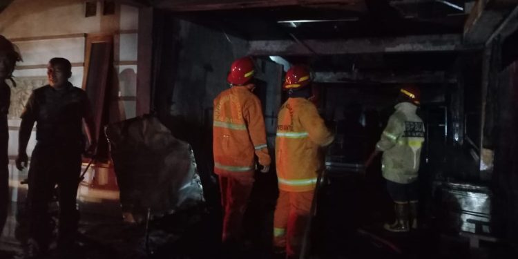 Petugas Pemadam Kebakaran sedang melakukan pemadaman api di Bantul