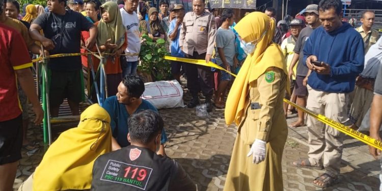Petugas medis dan polisi sedang memeriksa lokasi di Pasar Imogiri, Bantul, tempat seorang pria ditemukan meninggal mendadak pada Senin pagi