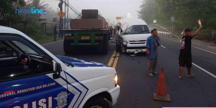 Polisi Sedang Mengamankan Lokasi Kecelakaan di Kulon Progo