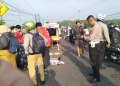 Polisi dan Tim Medis mengevakuasi korban kecelakaan lalu lintas di Jalan Umum Dusun Karangasem, Kulonprogo