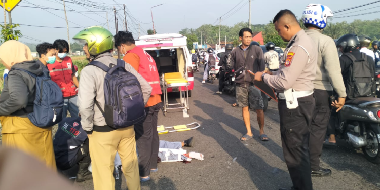 Polisi dan Tim Medis mengevakuasi korban kecelakaan lalu lintas di Jalan Umum Dusun Karangasem, Kulonprogo