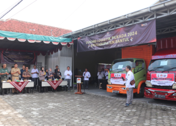 Proses simbolis pelepasan distribusi logistik Pilkada 2024 Kabupaten Bantul oleh jajaran Forkopimda di Gudang Logistik KPU Bantul