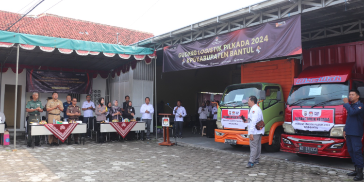 Proses simbolis pelepasan distribusi logistik Pilkada 2024 Kabupaten Bantul oleh jajaran Forkopimda di Gudang Logistik KPU Bantul