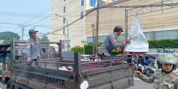 Satpol PP Kota Yogya tertibkan APK di masa tenang kampanye