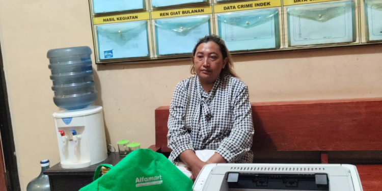 Seorang wanita yang diduga mengalami gangguan jiwa sedang diamankan oleh pihak kepolisian di Polsek Pundong, Bantul, setelah upaya penculikan anak di Dusun Nambangan berhasil digagalkan oleh warga sekitar.