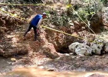 Seorang warga temgah memihat lubang misterius di Kecamatan Kademangan, Kabupaten Blitar
