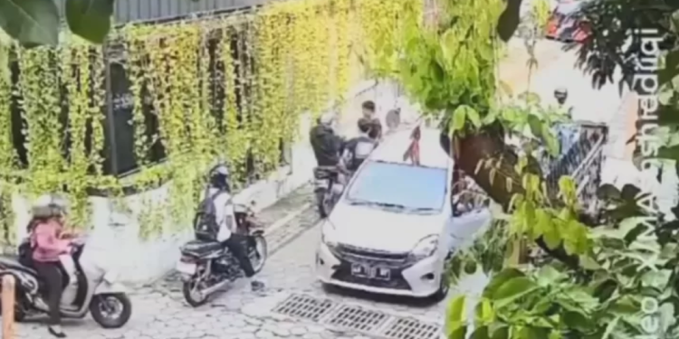 Sopir mobil pukul pengendara motor di tikungan Masjid Ash Shiddiiqi