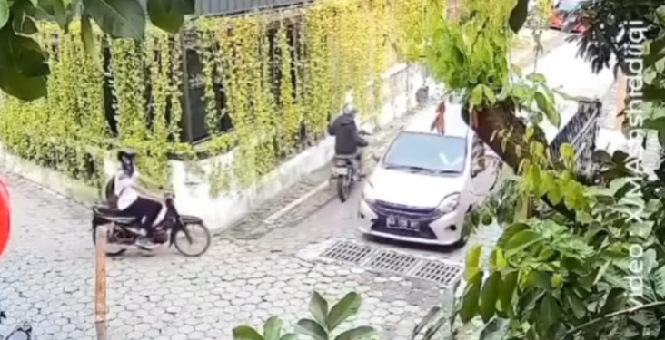 Tangkapan layar CCTV Masjid Ash Shiddiiqi yang viral kejadian pengemudi mobil arogan