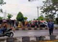Tim Medis Sedang Melakukan Evakuasi Korban Kecelakaan Tunggal di Ring Road