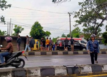 Tim Medis Sedang Melakukan Evakuasi Korban Kecelakaan Tunggal di Ring Road