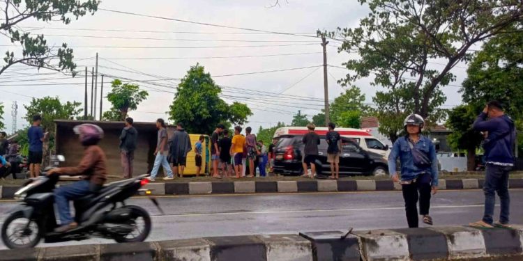 Tim Medis Sedang Melakukan Evakuasi Korban Kecelakaan Tunggal di Ring Road