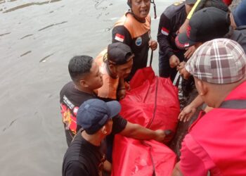 Tim SAR sedang melakukan efakuasi jenazah korban kecelakaan ke-2 an Ari