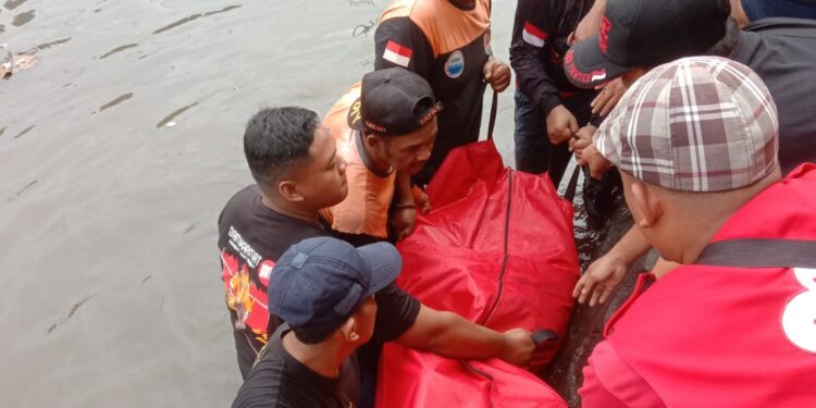 Tim SAR sedang melakukan efakuasi jenazah korban kecelakaan ke-2 an Ari