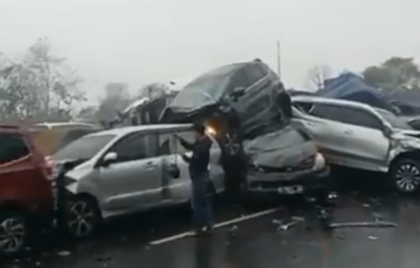 kecelakaan beruntun melibatkan sejumlah kendaraan terjadi di ruas Tol Cipularang KM 92 arah Jakarta