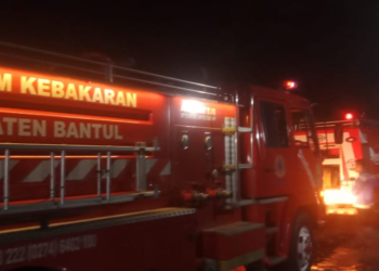 mobil Damkar dari Kab. Bantul di lokasi kebakaran Bangunharjo, Sewon, Bantul