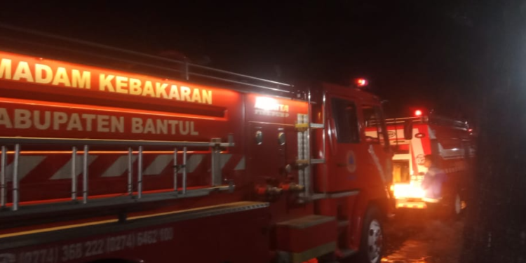 mobil Damkar dari Kab. Bantul di lokasi kebakaran Bangunharjo, Sewon, Bantul