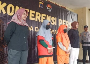 Kedua tersangka oknum Bidan berinisial JE dan DM saat dihadirkan dalam konferensi pers di Mapolda DIY