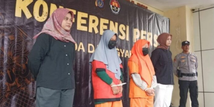 Kedua tersangka oknum Bidan berinisial JE dan DM saat dihadirkan dalam konferensi pers di Mapolda DIY