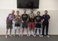 Para praktisi Brazilian Jiu-Jitsu di 10th Planet Boulder berpose bersama setelah sesi latihan
