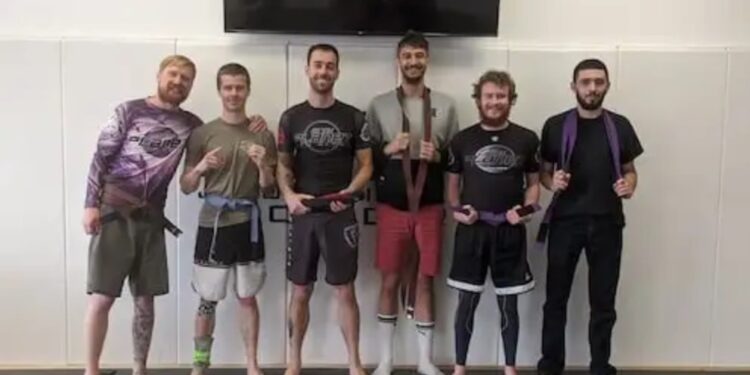 Para praktisi Brazilian Jiu-Jitsu di 10th Planet Boulder berpose bersama setelah sesi latihan