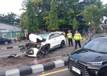Penampakan Toyota Fortuner yang mengalami kerusakan parah di bagian depan usai terlibat kecelakaan di Jalan Pajajaran, Sleman
