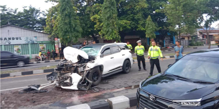 Penampakan Toyota Fortuner yang mengalami kerusakan parah di bagian depan usai terlibat kecelakaan di Jalan Pajajaran, Sleman