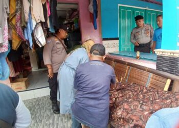 Petugas Medis Sedang Memeriksa Pria yang meninggal mendadak di Kasihan Bantul