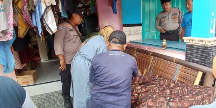Petugas Medis Sedang Memeriksa Pria yang meninggal mendadak di Kasihan Bantul