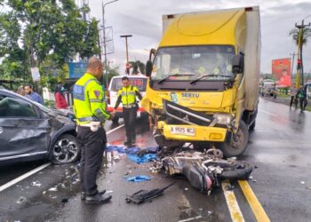 Polisi melakukan evakuasi kendaraan yang terbiat kecelakaan di Tugu Pensil KulonProgo