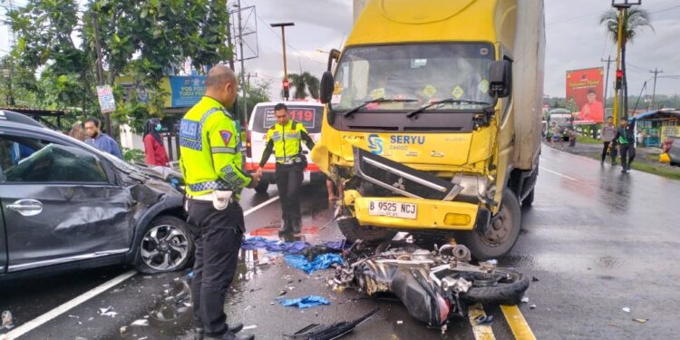 Polisi melakukan evakuasi kendaraan yang terbiat kecelakaan di Tugu Pensil KulonProgo