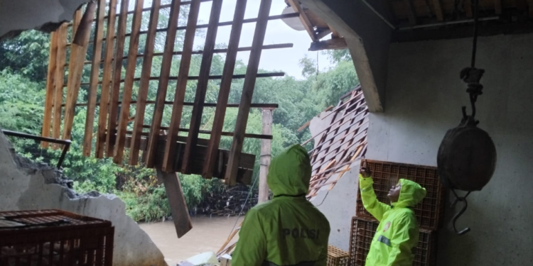 Pondasi Terkikis Arus Sungai, Tempat Pemotongan Ayam di Piyungan Runtuh