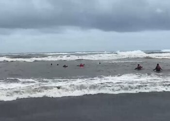 Proses Penyelamatan Korban Terseret Arus di Pantai Prangtritis