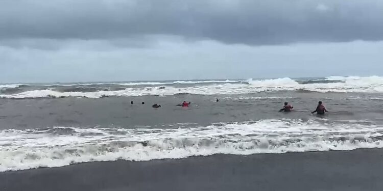 Proses Penyelamatan Korban Terseret Arus di Pantai Prangtritis