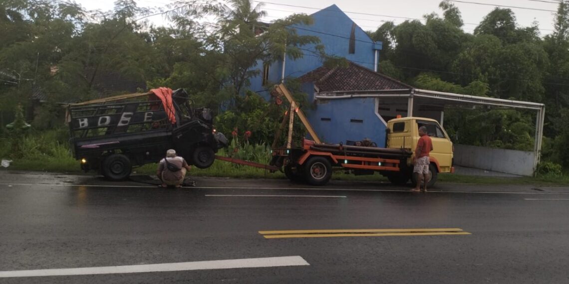 Proves Evakuasi Kendaraan yang terlibat kecelakaan di temon