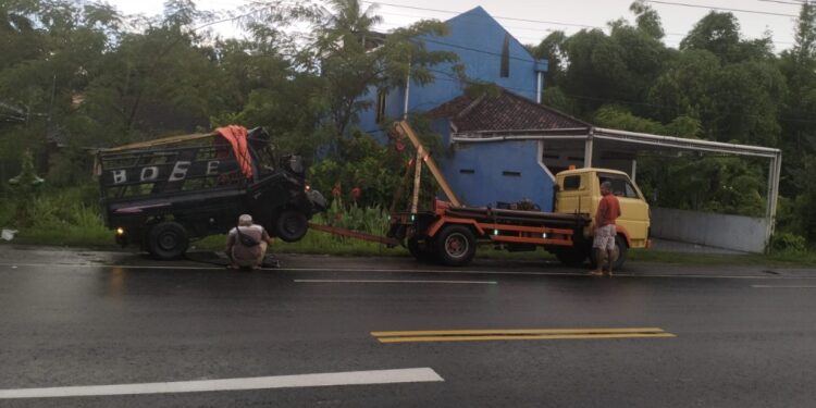 Proves Evakuasi Kendaraan yang terlibat kecelakaan di temon