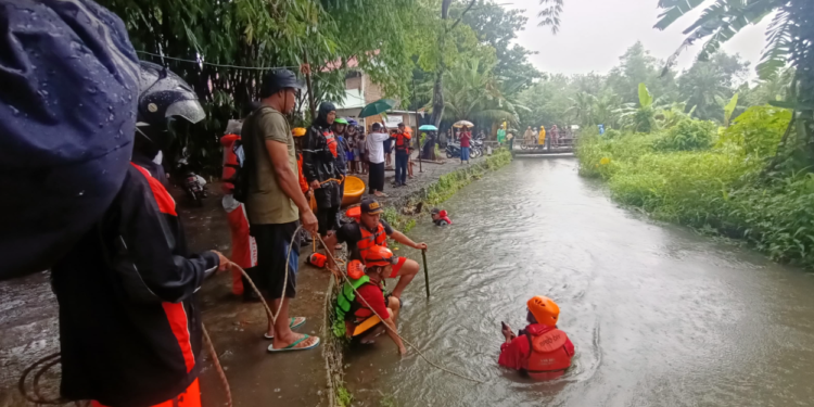 Tim Gabungan sedang melakukan pencarian korban Balita Terbawa arus di Sungai Belik Pleret Bantul
