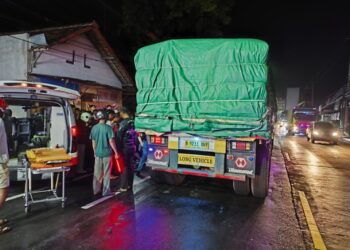 Tim Medis Sedang Melakukan Evakuasi Korban kecelkaan motor dan Truk di Water Kulon Progo