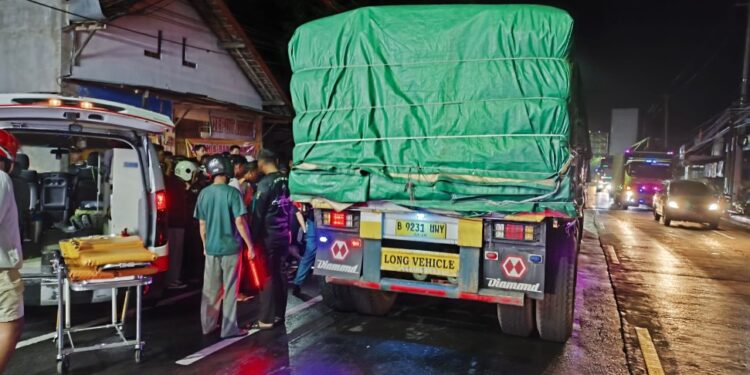 Tim Medis Sedang Melakukan Evakuasi Korban kecelkaan motor dan Truk di Water Kulon Progo