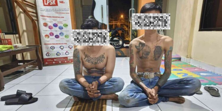 Anggota Polsek Samigaluh mengamankan dua orang remaja yang kedapatan membawa senjata tajam jenis pedang dengan panjang sekitar 50 cm dan pistol jenis airsoft gun