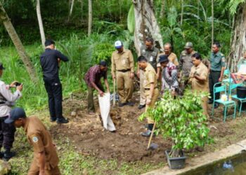 Bupati Gunungkidul, Sunaryanta memimpin kegiatan penanaman pohon di kawasan Umbul Ngetuk Slangkrah, Kalurahan Karangtengah, Wonosari