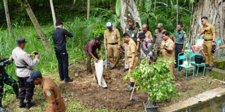 Bupati Gunungkidul, Sunaryanta memimpin kegiatan penanaman pohon di kawasan Umbul Ngetuk Slangkrah, Kalurahan Karangtengah, Wonosari
