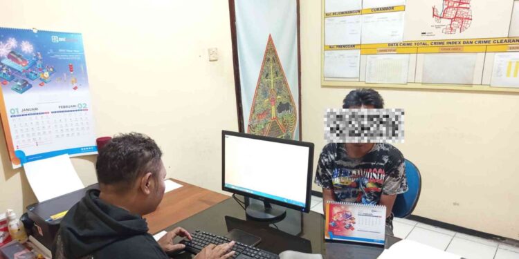 HR diperiksa Reskrim Polsek Kotagede karena mencuri uang infak. Proses tidak dilanjutkan setelah pengurus mushola memaafkan