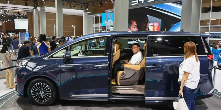 Ilustrasi - Pengunjung mengamati mobil listrik BYD Denza D9 yang dipamerkan dalam Indonesia International Motor Show 2024